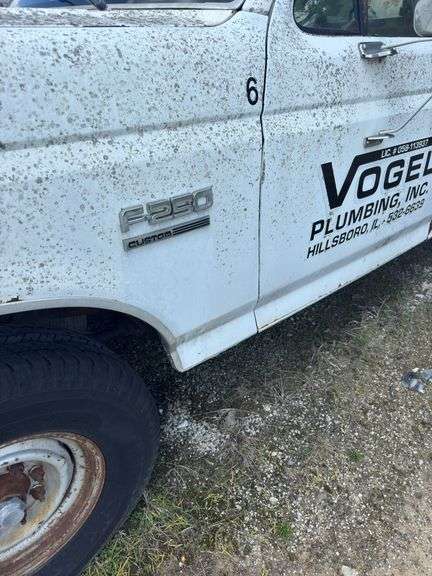 (TITLE) 1989 Ford F-250,Extended Cab, 460 V 8, NEEDS Alternator, Batteries, (Stolen) 4 Speed Overdrive, 2 Wheel Drive, 500 Gallon Tank Inspect At 1603 School Street Hillsboro, Illinois