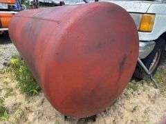 750 Gallon Storage Tank With Banjo Valves , Vacuum Gauge, Inspect at 1063 School Street , Hillsboro IL
