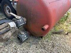 750 Gallon Storage Tank With Banjo Valves , Vacuum Gauge, Inspect at 1063 School Street , Hillsboro IL