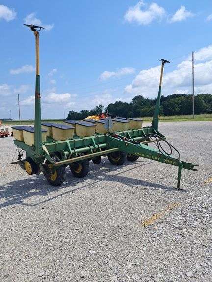 John Deere 7000 6-Row Planter, No-Till Coulters, Insecticide Boxes, Row Harrows, Good Boxes, Bean Cups, Corn Meters, Good Tires, Comes With JD Monitor in Unknown Condition.
