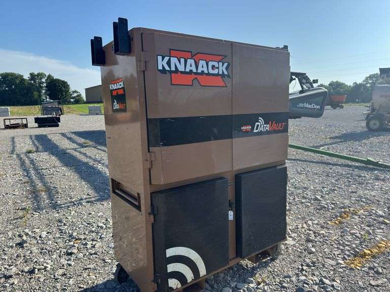 Knaack Data Vault, Caster Wheels, Upper Compartment, Lower Compartment, Printer/Copier, Large Screen.
