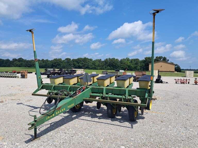 John Deere 7000 6-Row Planter, No-Till Coulters, Insecticide Boxes, Row Harrows, Good Boxes, Bean Cups, Corn Meters, Good Tires, Comes With JD Monitor in Unknown Condition.