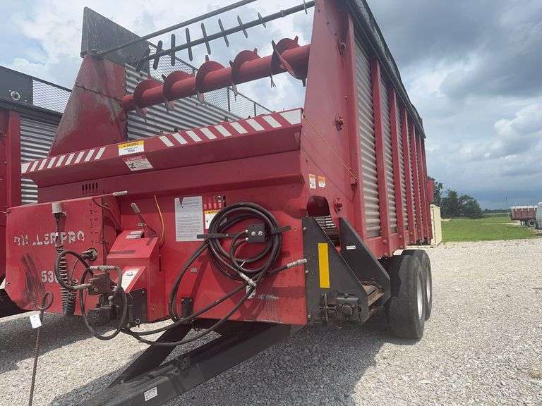 2006 Miller Pro Silage Cart, 20’ GalvanizedSteel Box, Front Or Rear Discharge, Walking Tandem 425/65R22.5 Tires, Hydraulic Driven Unload,Shedded 1 Owner Carts, Went To Fully Custom Silage Operator, Lights