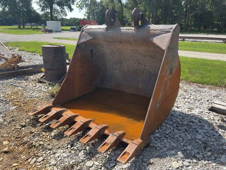 Balderson 68” wide 7 tooth Excavator Bucket, Came off a 330 Cat Trackhoe, has non shop welds, teeth are in good condition,