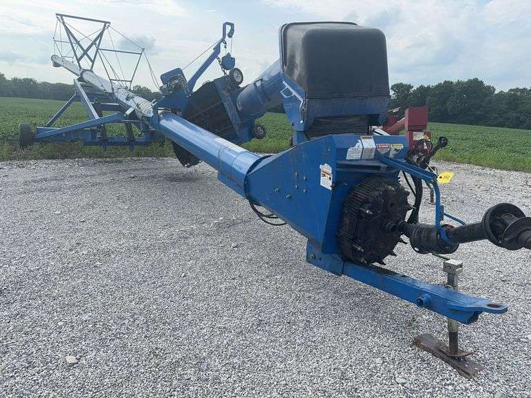 Brandt 1370- HP Grain Auger, Swing Away Hopper, Twin Auger Delivery System , Twin Cylinder Lift, Excellent Tires, Tube Has Some Worn Spots, Good Paint And General Appearance