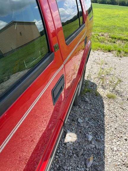 (TITLE) 1999 Chevrolet Blazer,  Touch 4 Wheel Drive, Starts And Runs, AM/FM CD Player, AUX Jack, Cruise Control, Power Steering, Push Button Rear Hatch, Rear Defrost, Leather Front Bucket Seats In Rough Condition, Center Counsel Is Broken, Hood Release Latch In Cab IS Broke, Back Hatch Opens, P235/75R15 Tires Approx 50% Tread, Body in Fair Condition Just Scratches and Losing Clearcoat and Some Minor Dents, 180,202 Miles, Does Have Dead Battery, Signed Title In Hand
