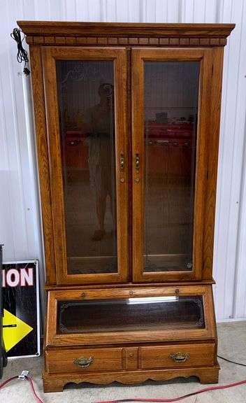 2 Door Glass Front Oak 10 Gun Locking Gun Cabinet (No Shipping On This Item))