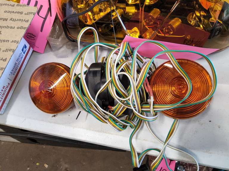 Pair of magnetic based temp tow lights
