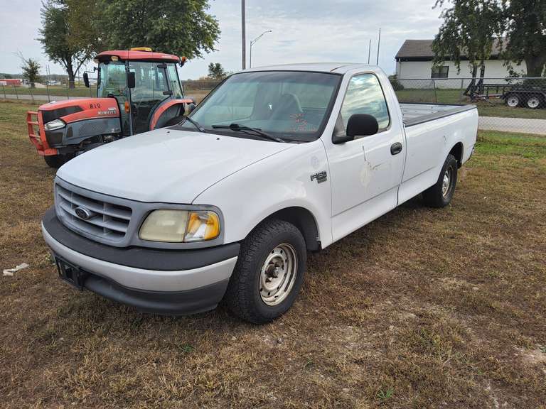 2000 Ford F150 2wd, 4.2L auto, showing 076412 miles, 2 door, STARTS/RUNS/DRIVES, 8ft bed, pwr steer/brakes, AC, Vin#: 1FTZF1723YKA54220, HAS TITLE