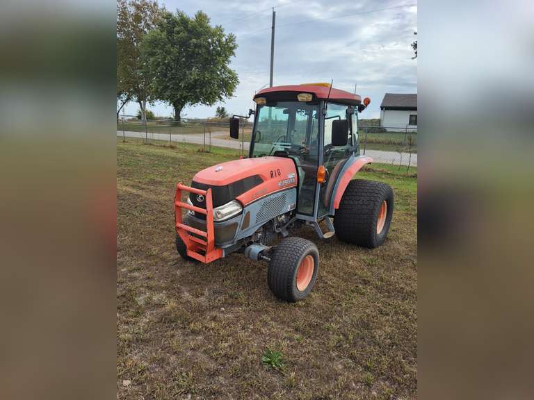 Kubota L5740 2.4L, 4 cyl diesel, hydrostatic 3-spd trans, 50HP, 4wd, cab, heat/air, showing 2310 hrs, STARTS/RUNS/DRIVES, has been sitting for quite awhile, front tire needs repair, (R16)