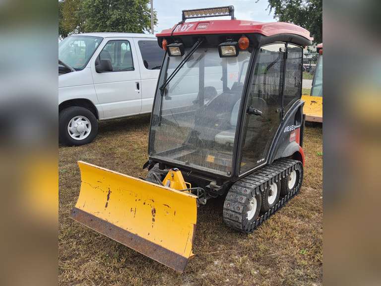 Toro Polar Trac Grounds Master 7210 diesel, showing 915 hours, with blade, cab, STARTS/RUNS/MOVES but hard to start, has heat, Ser#: 312000123