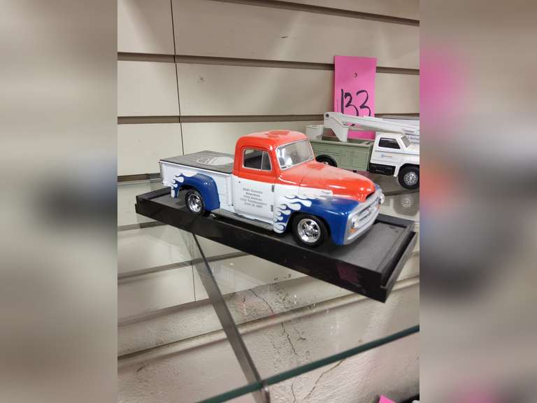 2 die cast metal cars SEE PICS