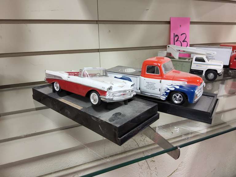 2 die cast metal cars SEE PICS