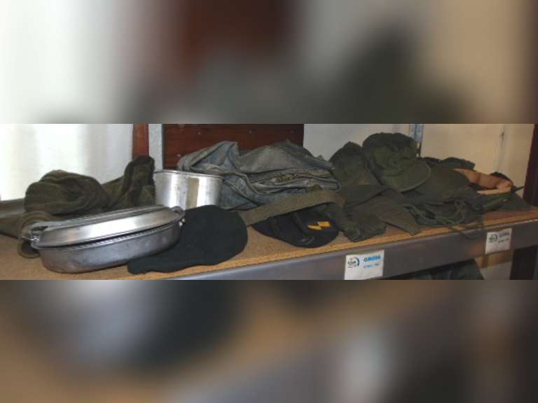 Group US military items: hats, belts, dishes & other SEE PICS