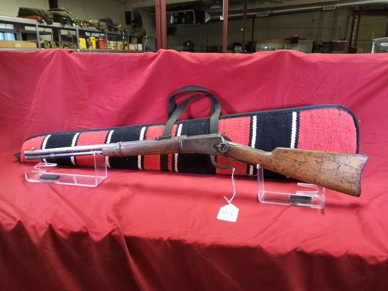 Winchester Mod: 1892 saddle ring carbine, 32 WCF, lever action rifle, round brl, serial dated 1907, soft case, Ser#: 388850, 89%
