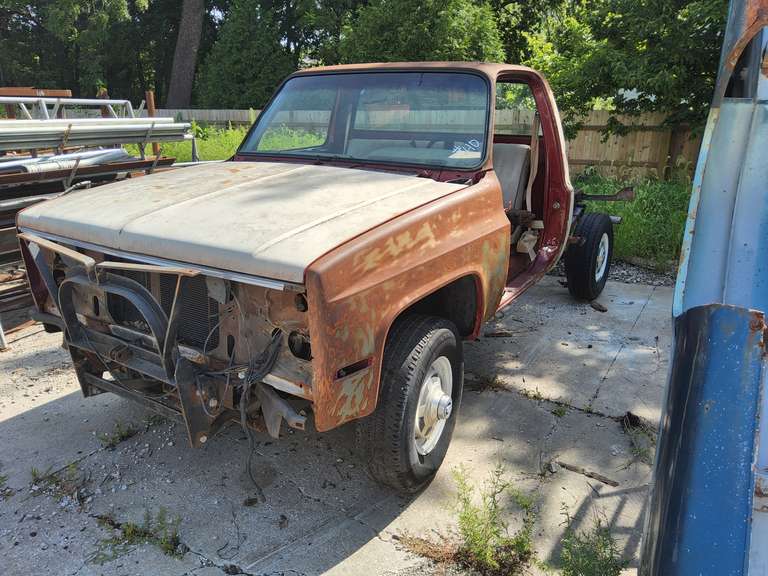 Chevy 5.7 V8, auto trans, 4x4, missing driver door, missing bed, pwr steer, pwr brakes, showing 57335 miles, has plow hookup,  DOES NOT RUN, Vin#: 1GCHV34K0HS146366 , -- Truck # 126 (HAS TITLE)