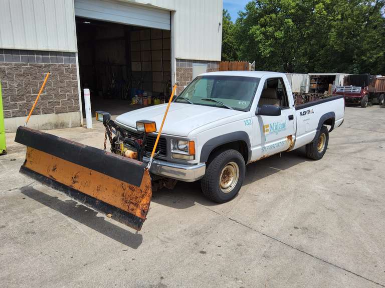 1998 GMC 5.7 V8, auto trans, pwr steer, pwr brakes, crank windows, NO AC, Showing 261072 miles, Starts/Runs, missing bed cross member, Vin#: 1GTGK24RXWZ530655, WITH snow plow,   -- Truck #132 (HAS TITLE)