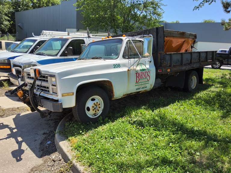 1986 Chevy 1 ton , 5.7 V8 , auto trans, Showing 41447 miles, pwr steer/pwr brakes, crank windows, snow plow , 12.5ft flat bed, with Henderson salt/sand spreader, Vin#: 1GBHC34M2GJ118164, STARTS/RUNS -- Truck # 208  (HAS TITLE)