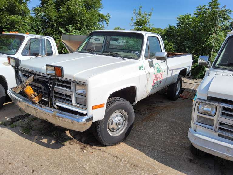 1986 Chevy 4x4, 5.7 engine, auto trans, pwr steer, pwr brake, crank windows, plow hookup, showing 72658 miles, Vin#: 1GCGK24M2GF335348  -- Truck #119 (HAS TITLE)