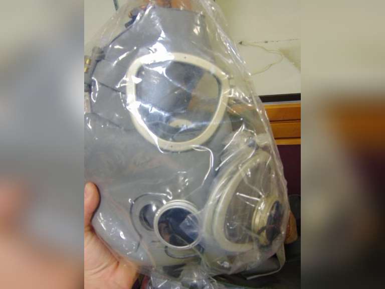 4 various gas masks in bags (unknown)