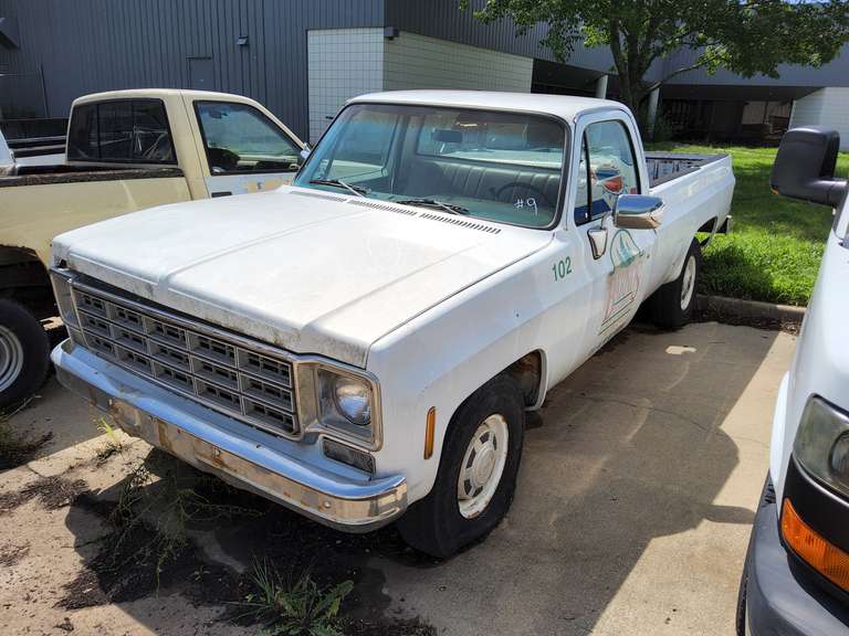 1974 Chevty 1/2 ton, V8, auto trans, Heat/AC, crank windows, pwr steer/pwr brake, Showing 78276 miles, FUEL TANK IN BED NOT INCLUDED, VIN#: CCY244F467312, has carb issues, -- Truck #102  (HAS TITLE)