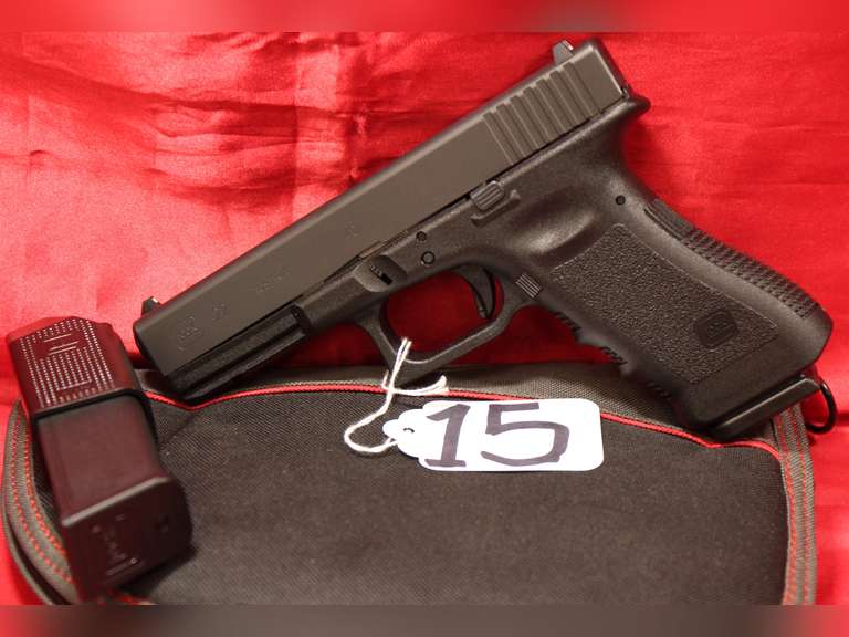 Glock 22, 40 cal, 2 mags, case, Ser#: BXAD805