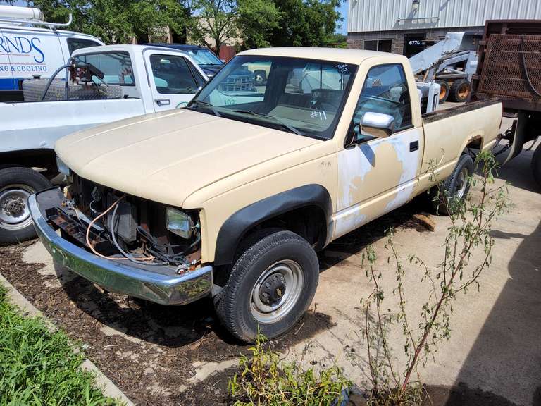 1988 Chevy 2500 truck, 5.7 V8 , auto trans, 4x4, miles unknown, instrument panel missing, Does Not Run, missing tail gate, Vin#: 1GCGK34KXJE175303, -- Truck #121  (HAS TITLE)