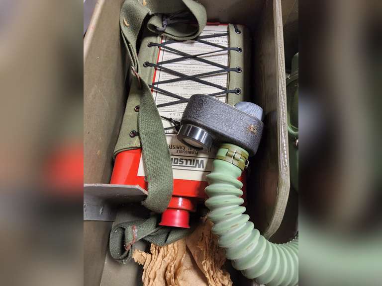 Willson Type WUG-N2 gas mask in case