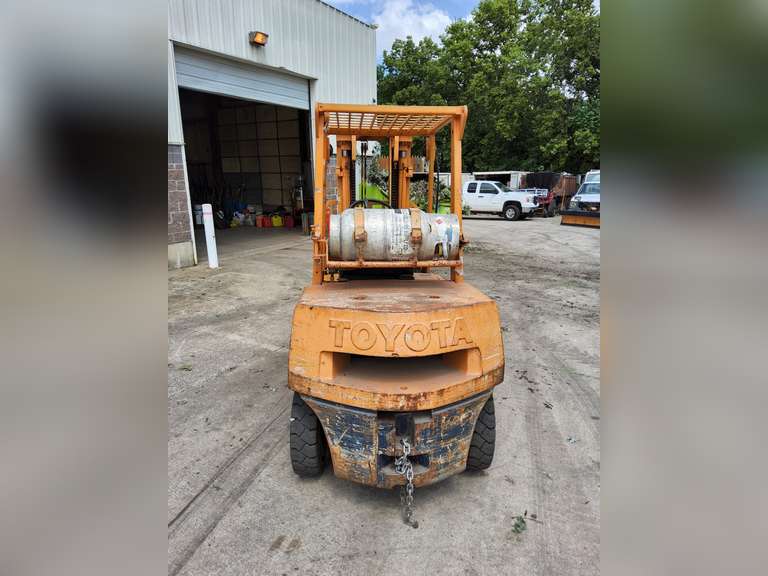 Toyota Mod: 02-2FG30 Ser#: 41363, 4600lb propane fork lift (TANK NOT INCLUDED), side shift, pwr steering, RUNS/WORKS, Front tires size 28x9-15NHS tires, 6.50-10 tires on back, NEEDS NEW SEAT includes 7' long fork extensions