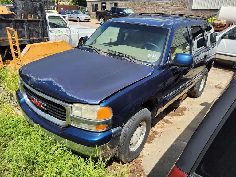 2000 GMC Yukon 4x4, 5.3 V8, auto trans, miles unknown, full pwr, AC, Transfer case is in the back seat, Does Not Run, Vin#: 1GKEK13T9YJ159119 -- Truck #133 (HAS TITLE)