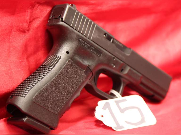 Glock 22, 40 cal, 2 mags, case, Ser#: BXAD805