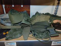 Group US military items: hats, belts, dishes & other SEE PICS