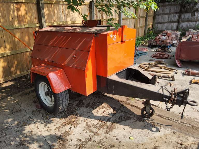 Gordon Smith & Co. 100 CFM 100 PSI trailer mount air compressor Ser#: 100D6366, showing 2507 hours, gas motor, pintle hitch, runs