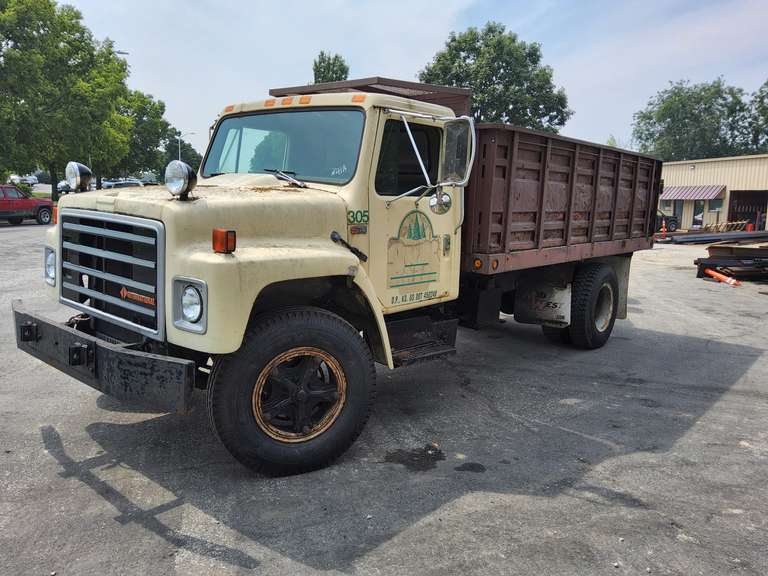 1987 International S1700 truck, 6.9 diesel, believe to be a 5spd, showing 111614 miles, crank windows, approx 8ft x 14ft dump bed, with 10ft snow plow, Runs/Drives, Vin #1HTLAHEM5HH478273 -- Truck #305