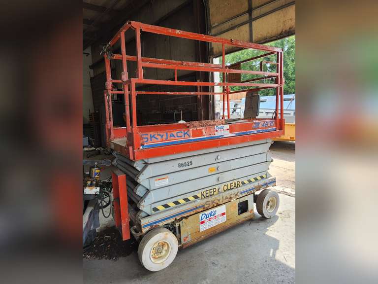 Skyjack 4830 SJIII scissor lift WORKS (will need to be charged)