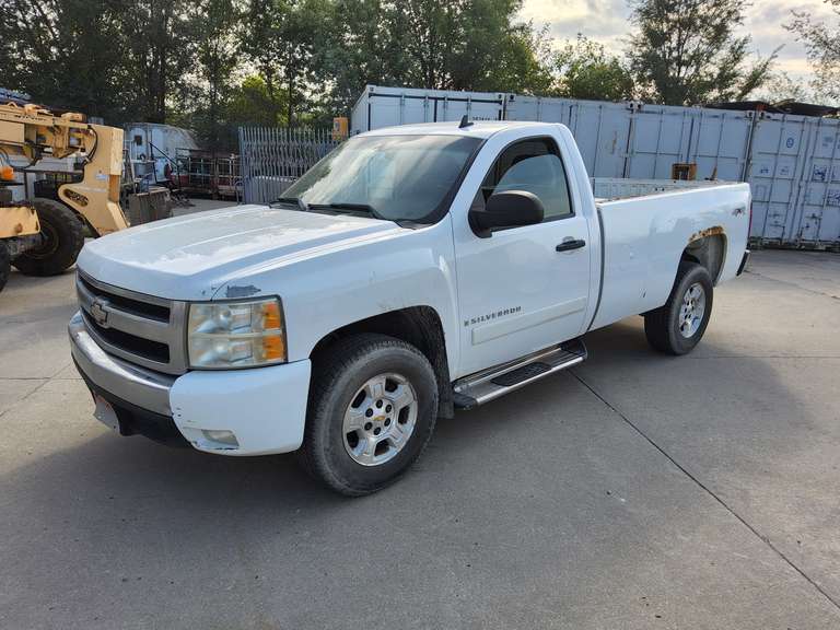2008 Chevy Silverado 1500 4x4 2door pickup truck, 5.3L V8 gas, auto trans, (showing 202,201 miles), full pwr, heat/air, AM/FM, cruise, brake controller, 8ft bed with tool box, STARTS/RUNS/DRIVES, idles rough, Vin#: 1GCEK14098Z269461, HAS TITLE