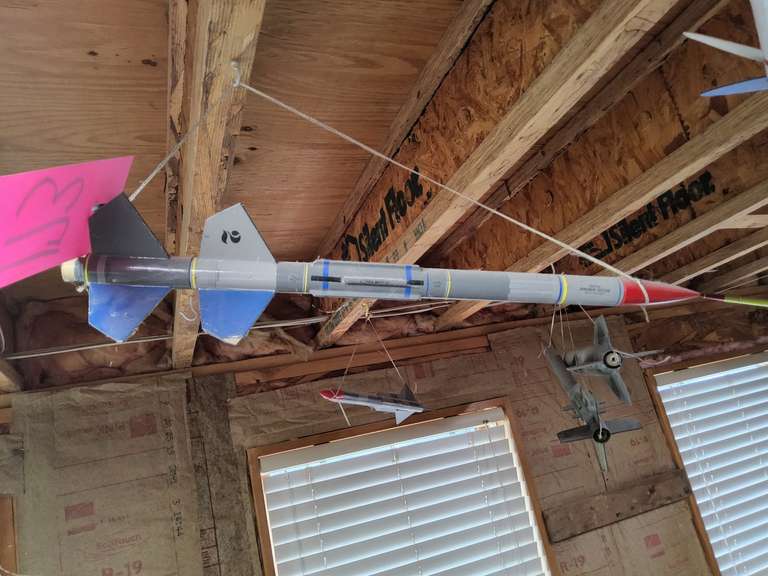 Nurnberg Model Rockets 5 various model rockets SEE PICS - Lindsay Auctions LLC