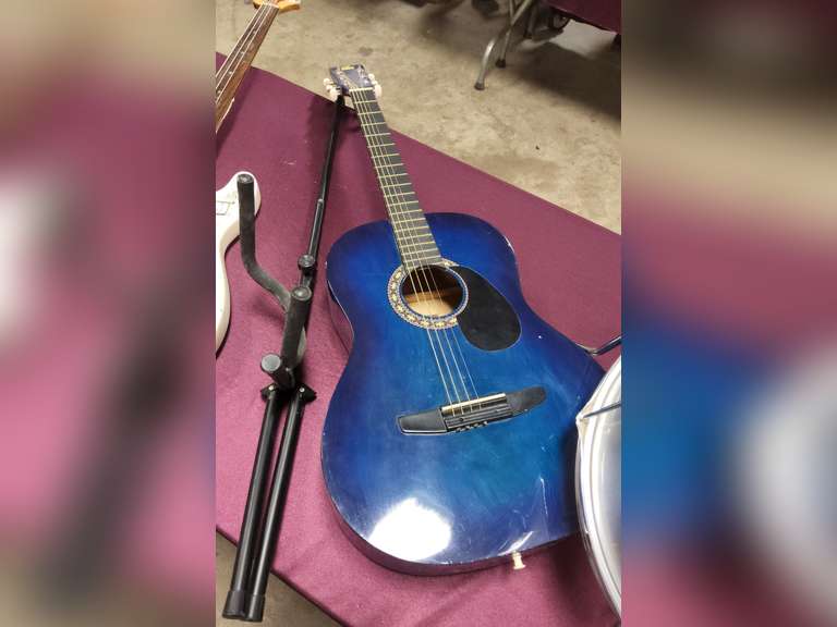 Rogue acoustic guitar with stand (needs a few strings)