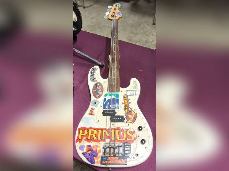 Electric bass guitar (missing 1 string)