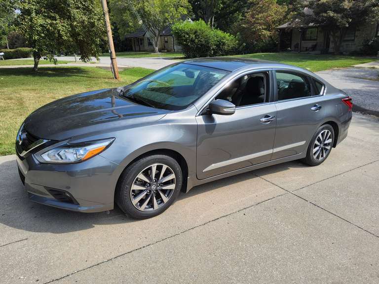 2017 Nissan Altima SL , auto trans, (showing 57,998 miles), full pwr, leather interior, Heat/air, heated front seats & steering wheel, AM/FM/CD/BLUETOOTH, Bose , sun roof, push start ignition, Vin#: 1N4AL3AP6HC267121, STARTS/RUNS/DRIVES -- HAS TITLE