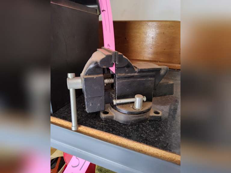 Approx 3" table top vise