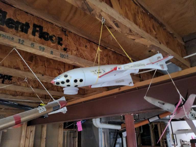 7 various model rockets SEE PICS - Lindsay Auctions LLC