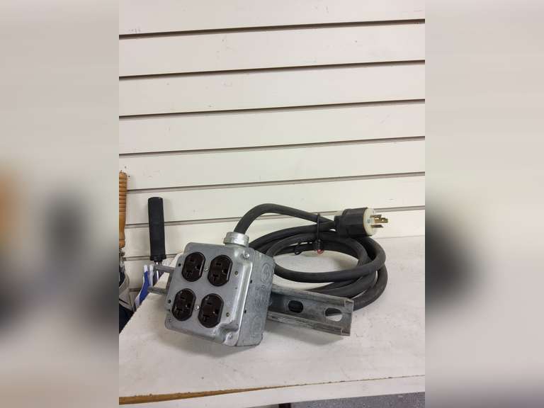Electrical outlet box