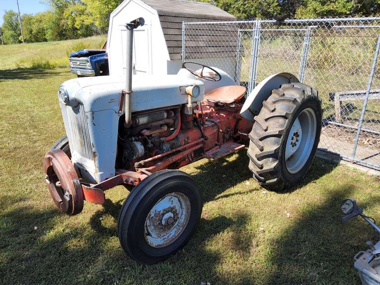 Ford 800 Tractor 40-45 HP (hrs showing 0390 but possibly not working), 4spd, rear hyd outlets, decent rubber, starts/runs/ drives