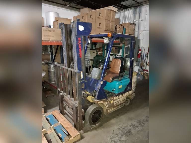 SELLING SEPARATELY -- Komatsu Mod#: FGT8ST-16, 2950 lb Warehouse Propane Forklift with side shift & total of 6 propane tanks -- SELLS SUBJECT TO OWNER'S APPROVAL