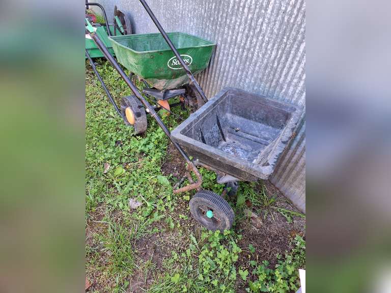 Walk behind lawn seeder/spreader