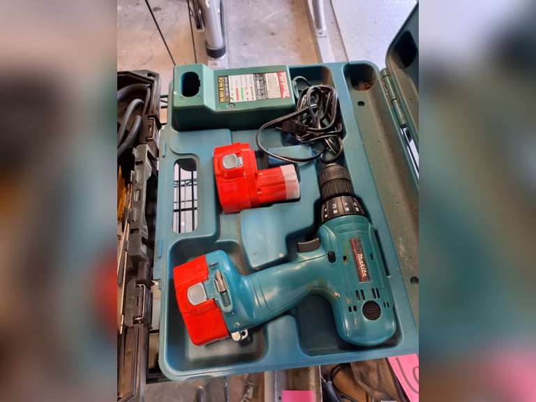 Makita cordless 14.4 volt drill with 2 batteries, charger & case