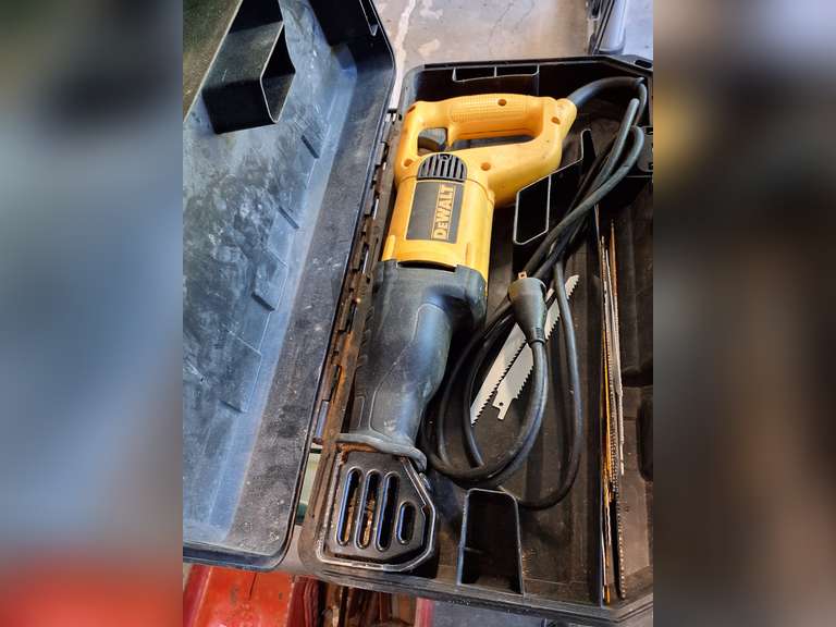 Dewalt electric reciprocating saw with blades & case
