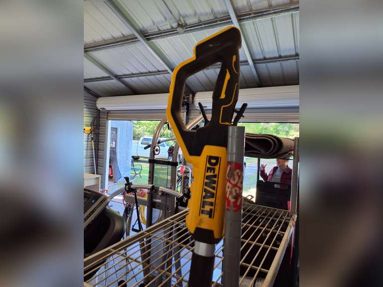 Dewalt cordless 20v pole saw with 1 battery & charger (WORKS)