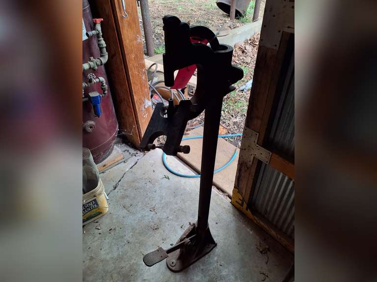 Manual riveter with foot pedal SEE PICS